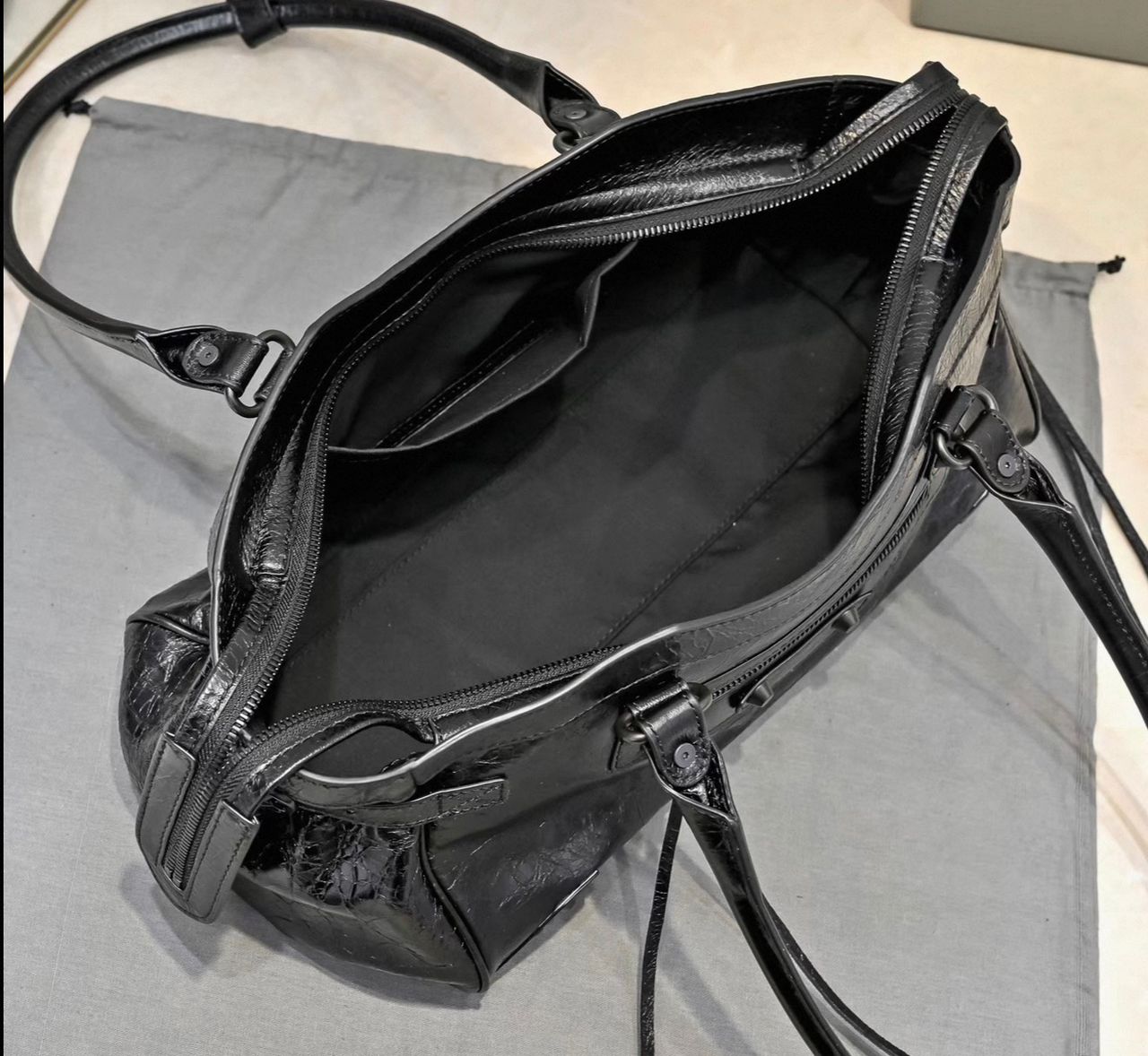 Balenciag Women's Le City Bag East-west in Black