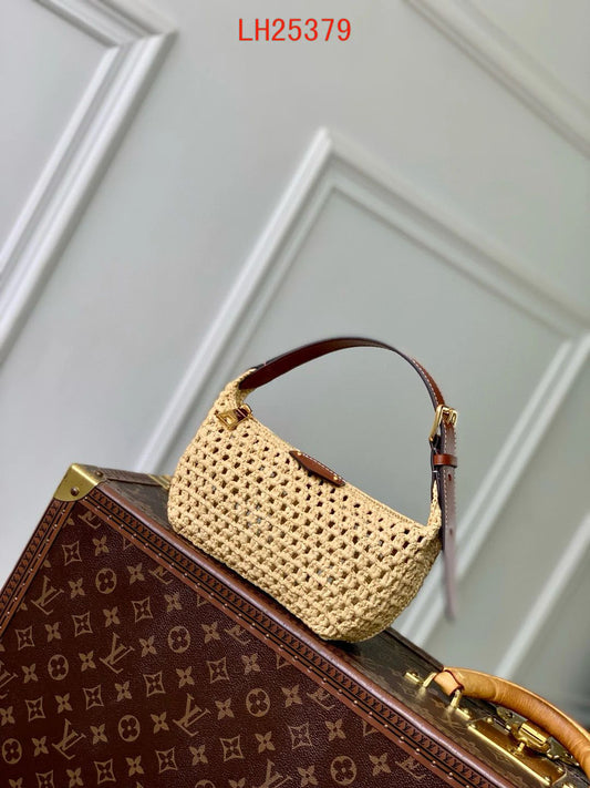 Louis Vuitton Hills Pochette Straw bag