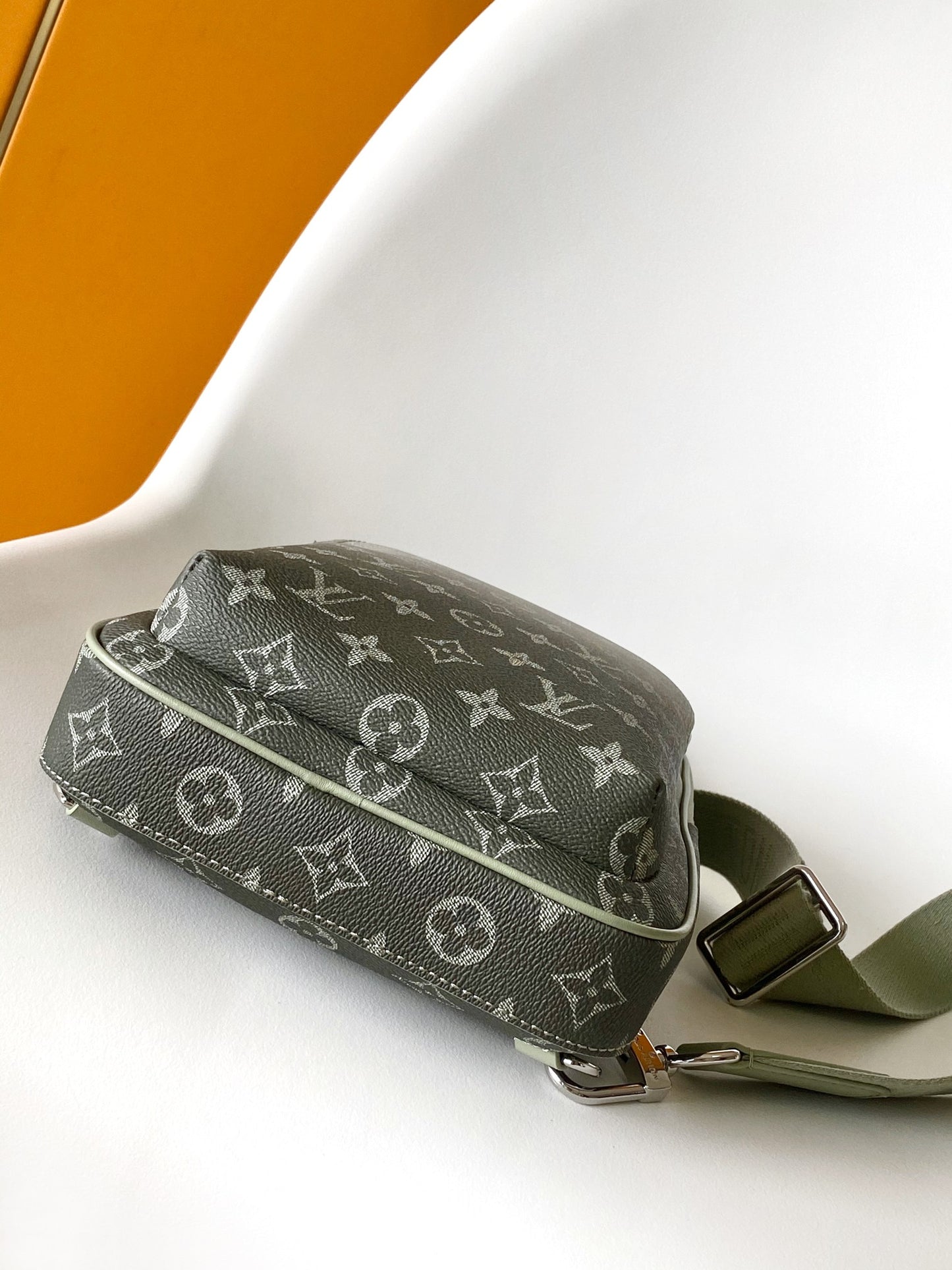Louis Vuitton Avenue Slingbag