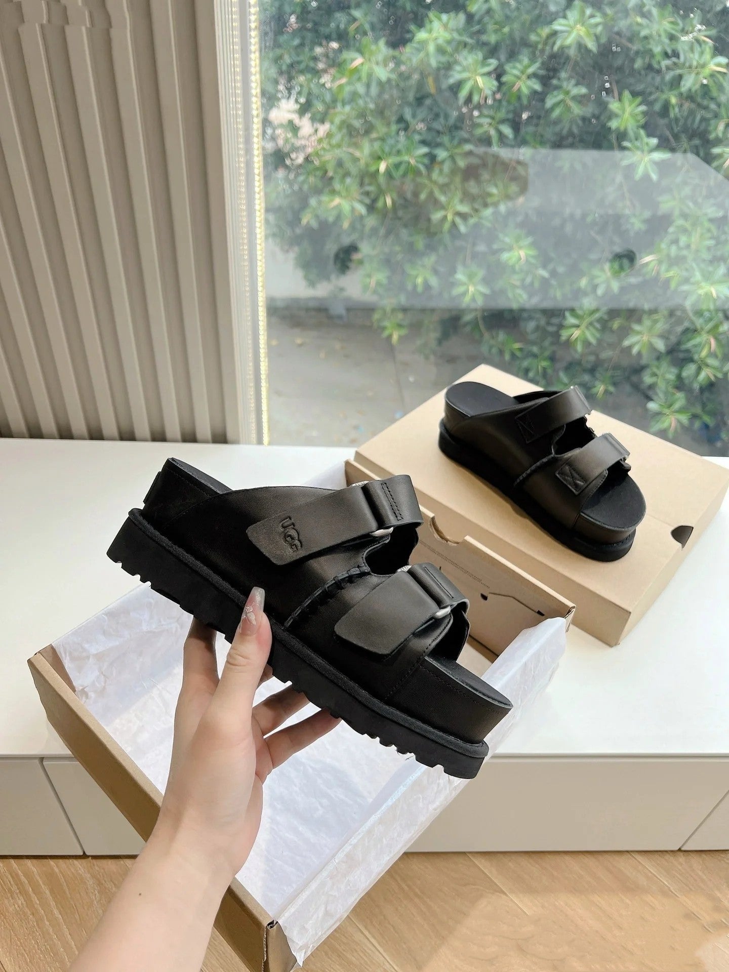 UGG Goldenstar Hi slides