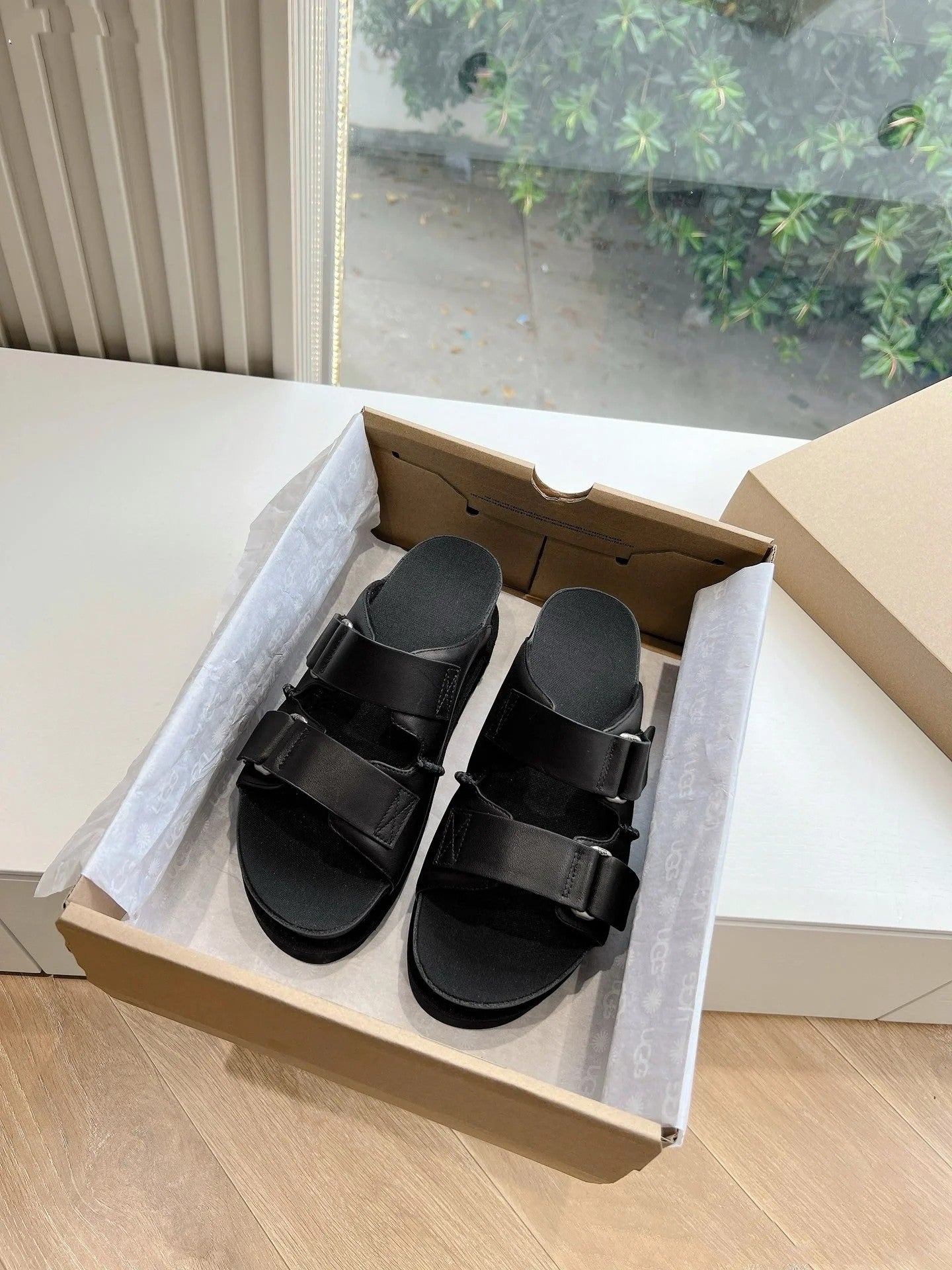 UGG Goldenstar Hi slides
