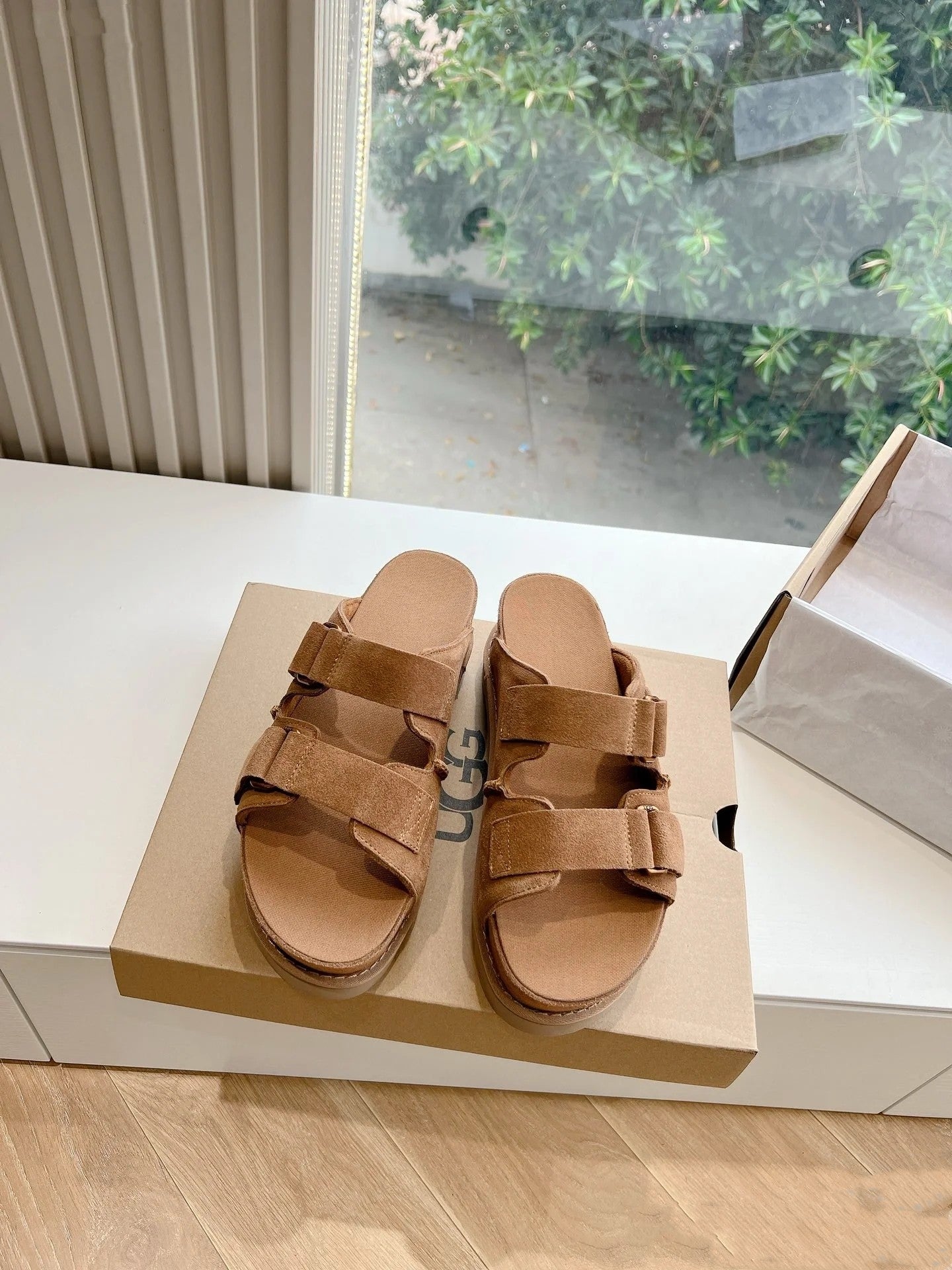 UGG Goldenstar Hi slides