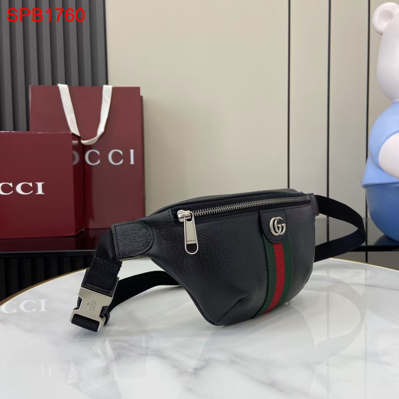 Gucci leather small belt bag
