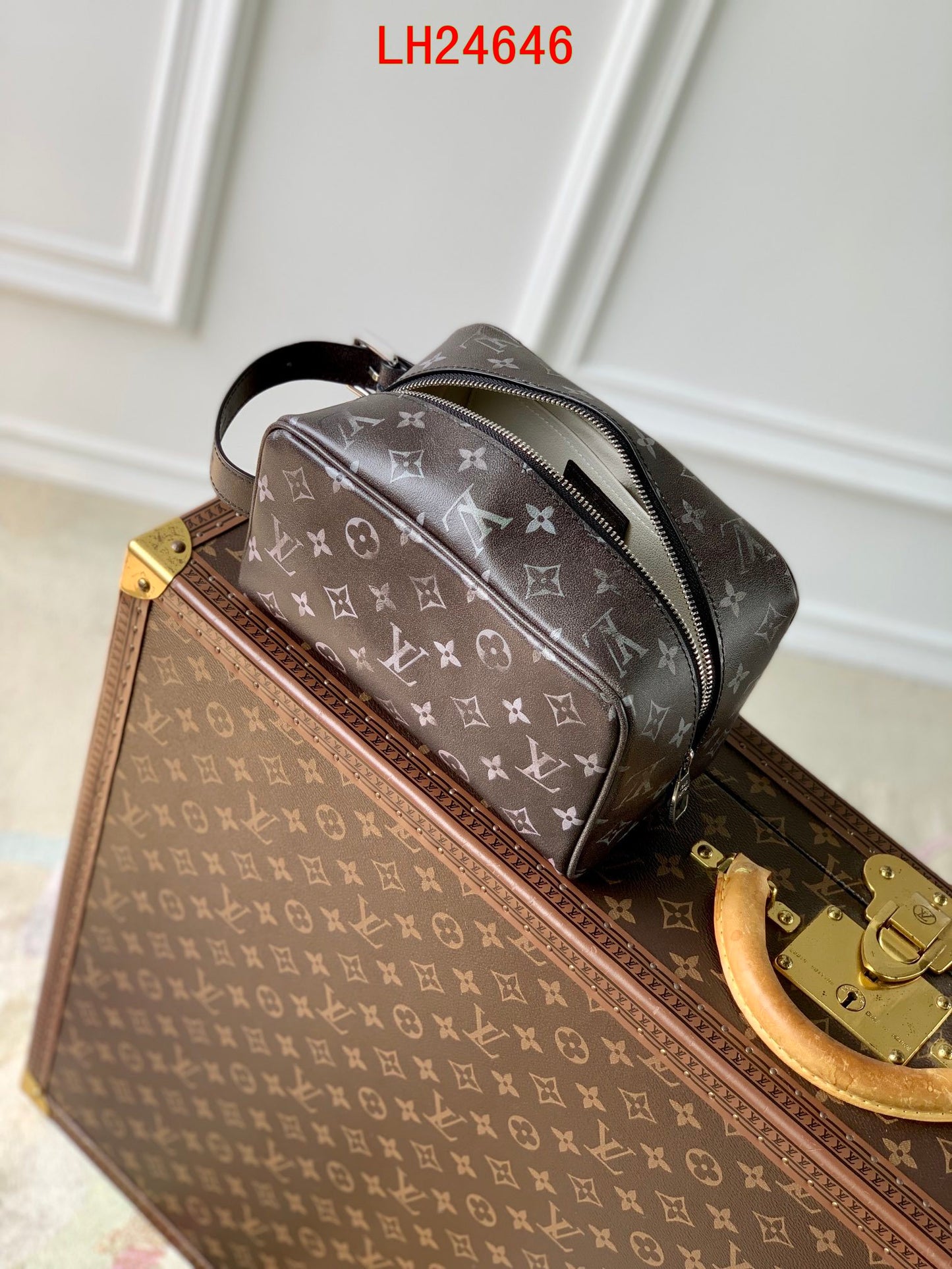 Louis Vuitton Locker Dopp Kit