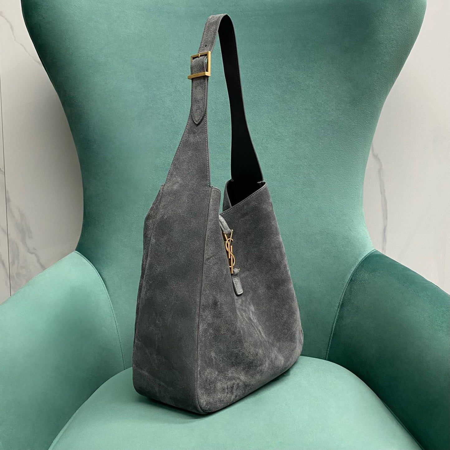 LE 5 À 7 supple LARGE in suede