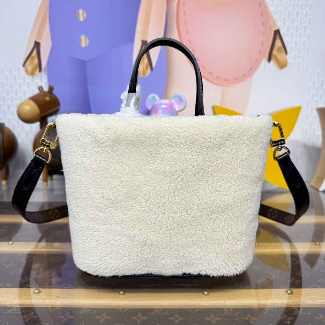 Louis Vuitton Neverfull Bandoulière Inside Out BB