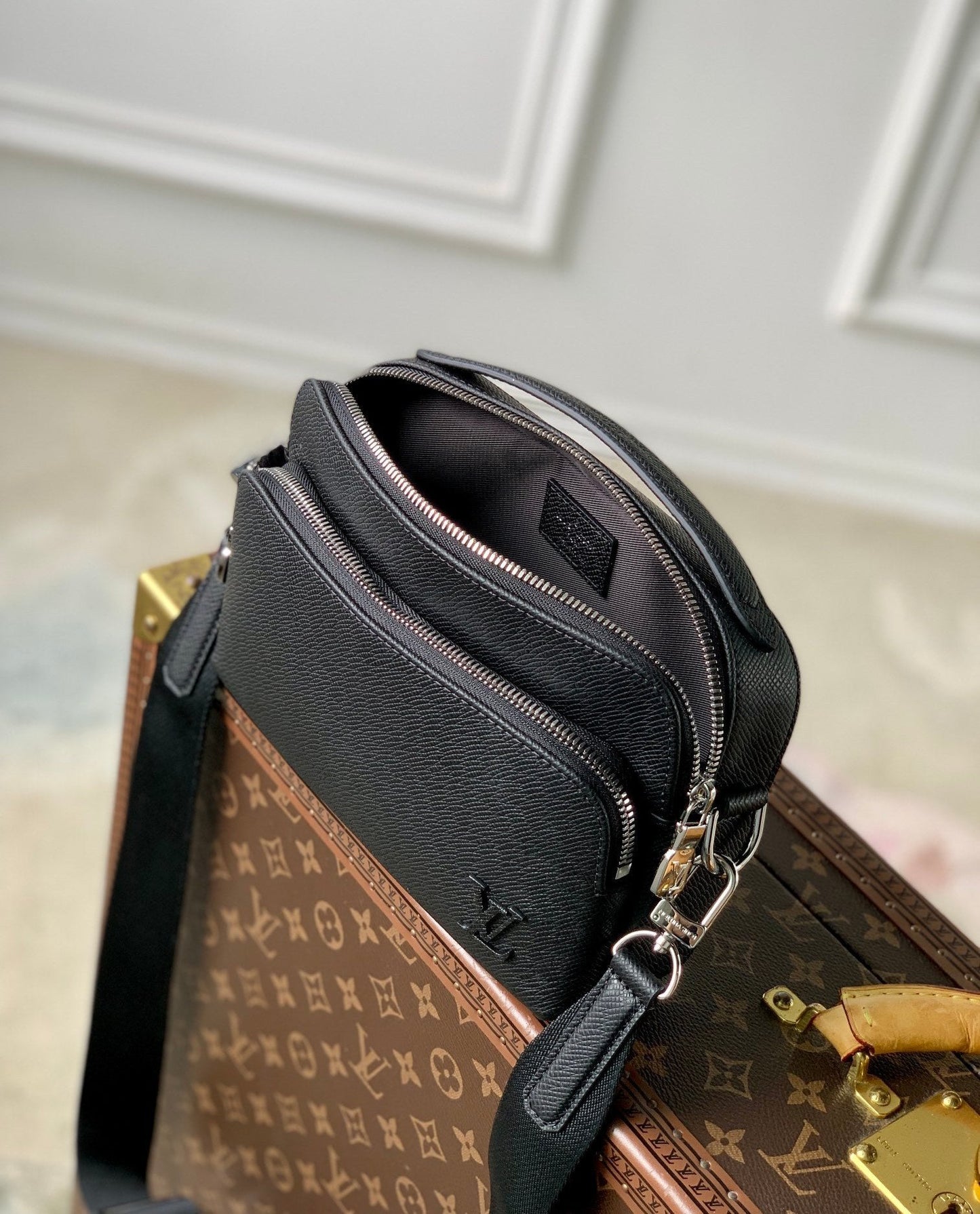Louis Vuitton Avenue Messenger Taiga leather