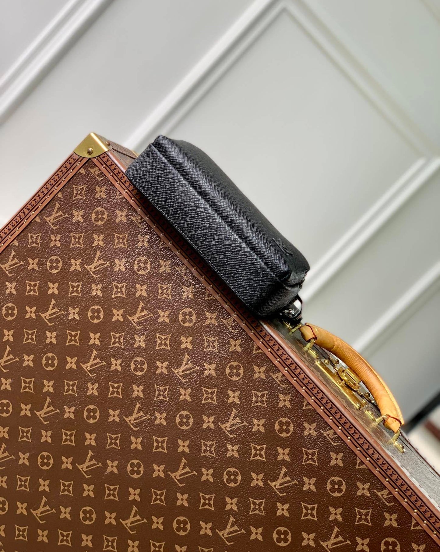 Louis Vuitton Avenue Messenger Taiga leather
