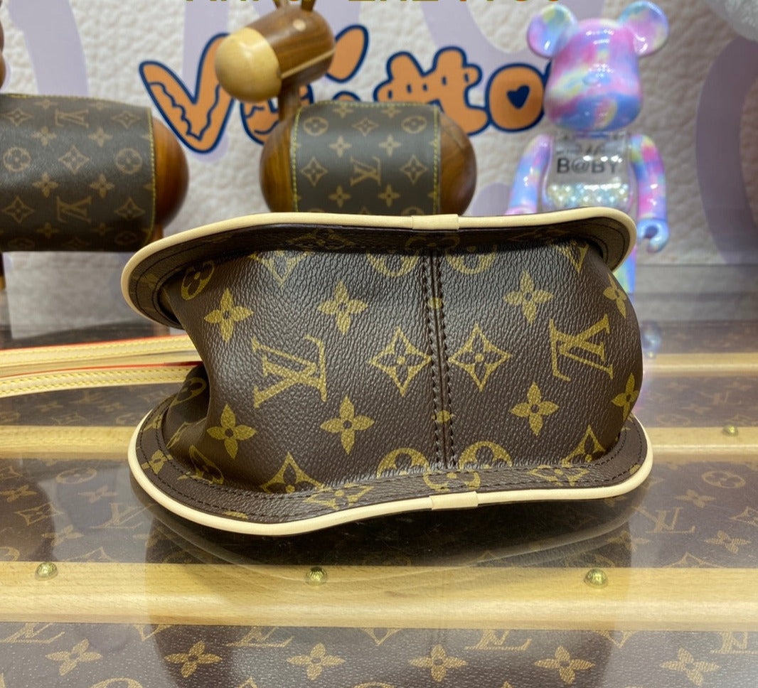 Louis Vuitton Around Me monogram