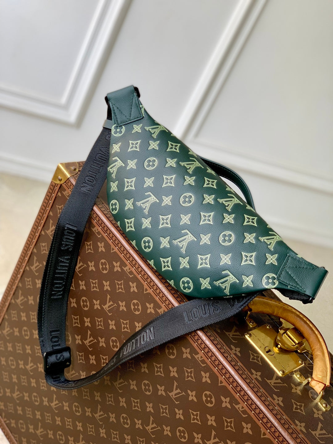 Louis Vuitton Monogram shadow rush bumbag