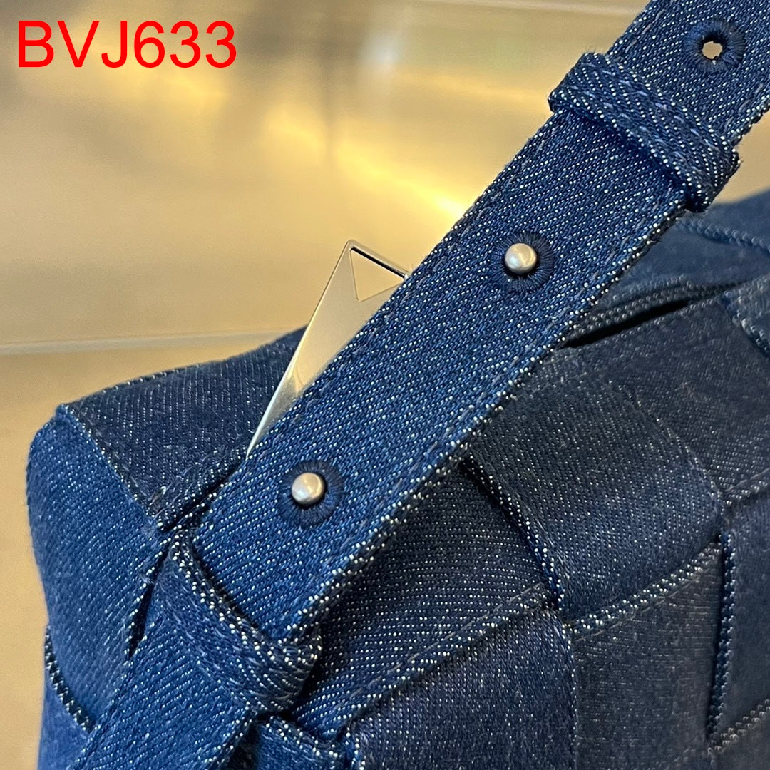 Bottega Veneta Medium Casette bag