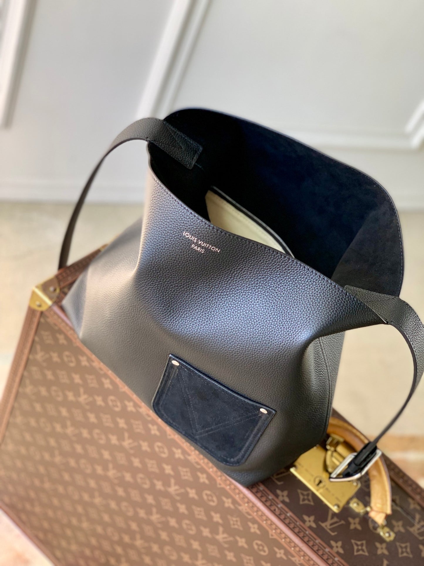 Louis Vuitton Verso Hobo