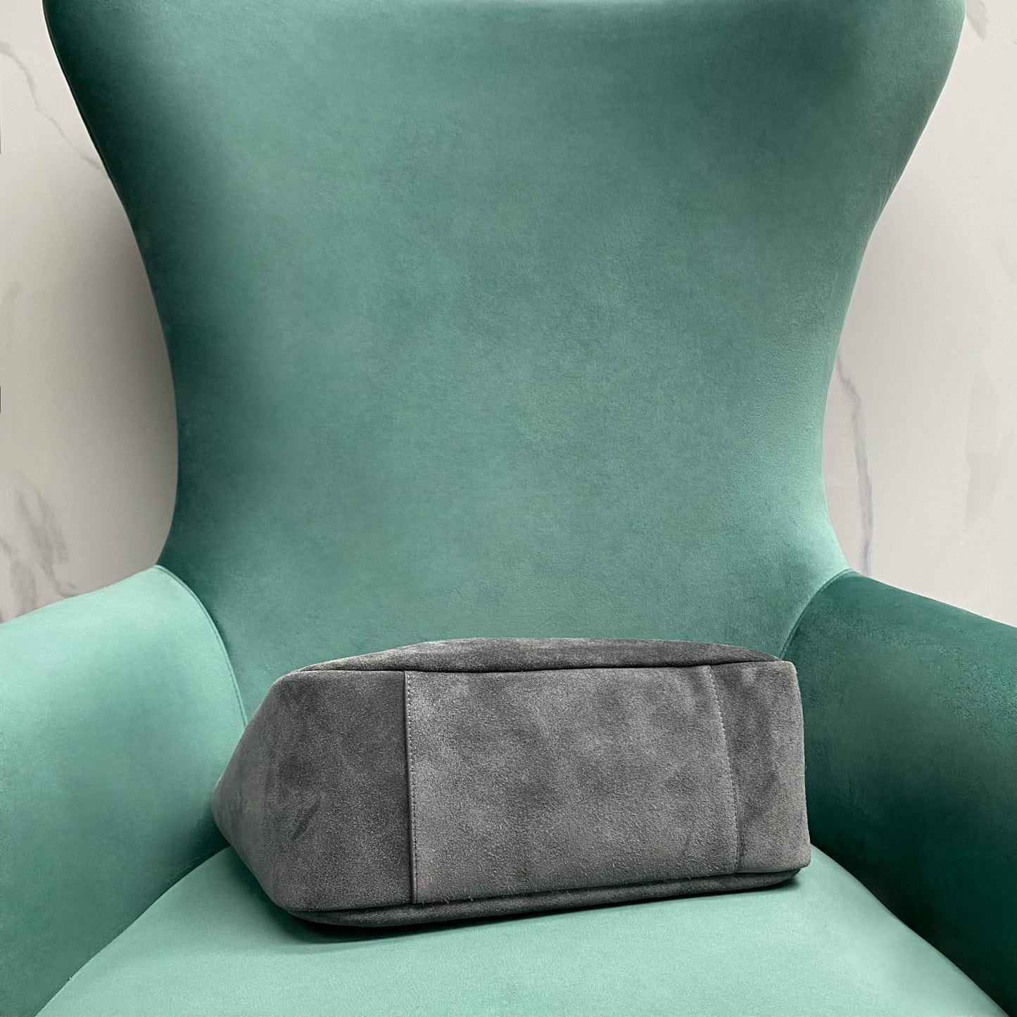 LE 5 À 7 supple LARGE in suede