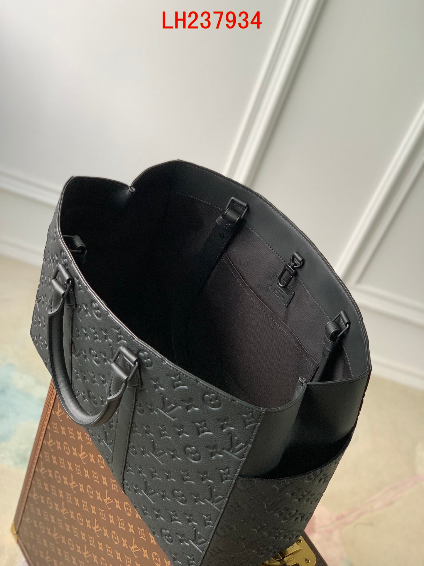Louis Vuitton Sac Plat 24H bag empreinte leather