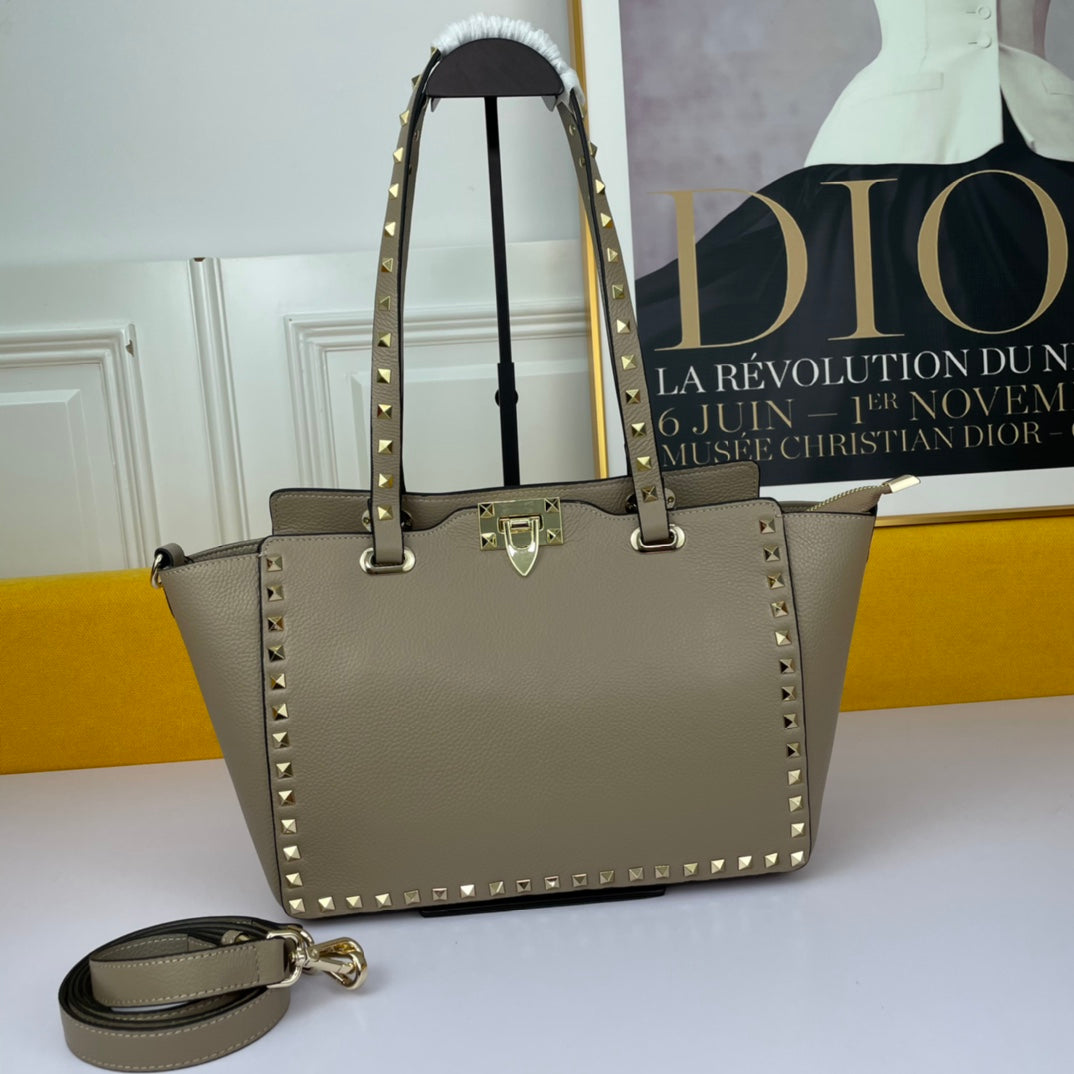 Valentino Garavani Rockstud Medium leather tote