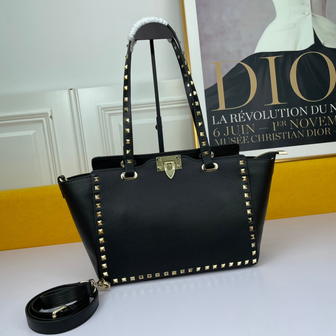 Valentino Garavani Rockstud Medium leather tote