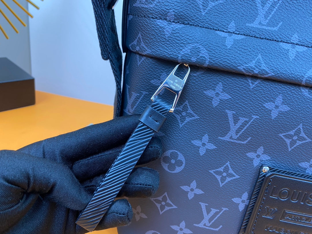 Louis Vuitton Besace Zippée