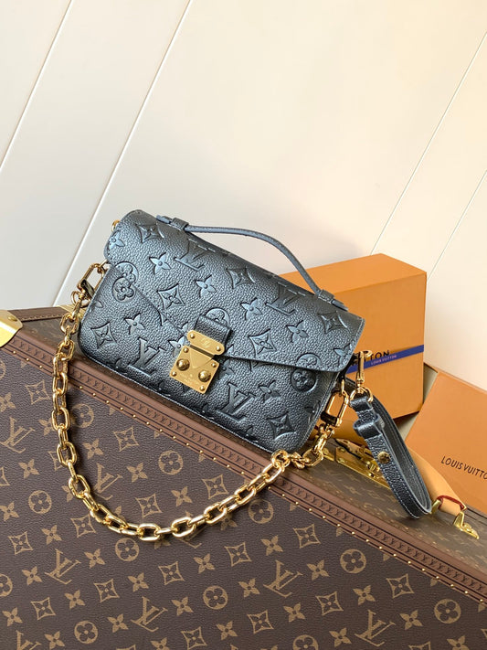 Louis Vuitton Pochette Métis East West Ski Collection