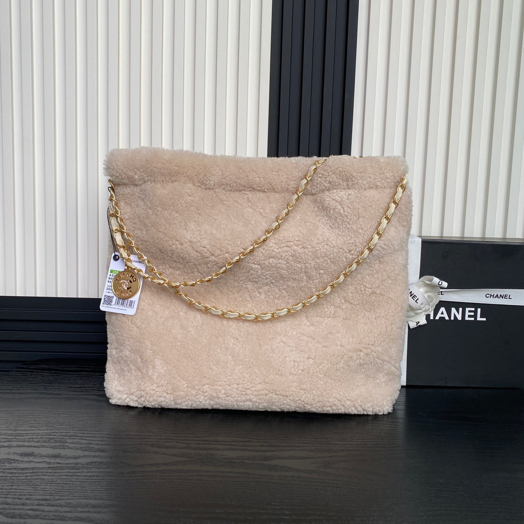 Chanel Teddy Medium 22 bag