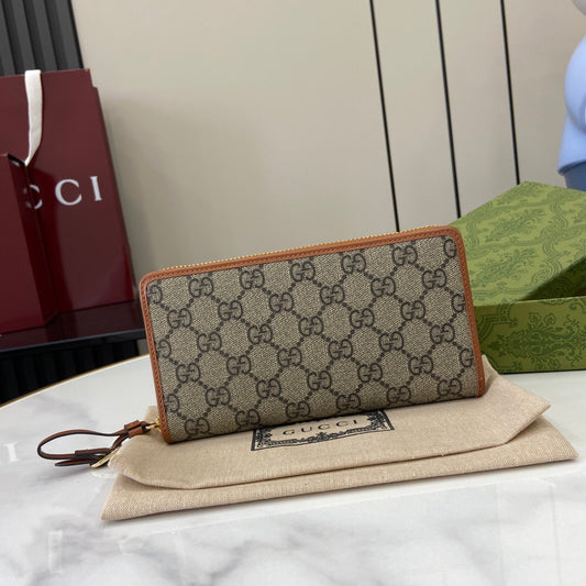 Gucci Emblem Zip around wallet