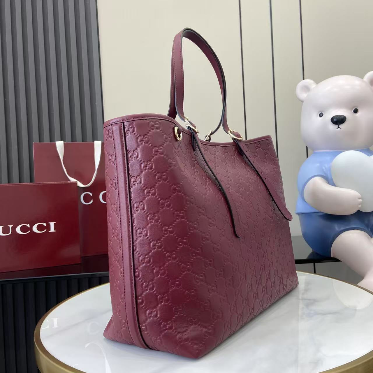 Gucci Emblem Large and medium leather tote bag